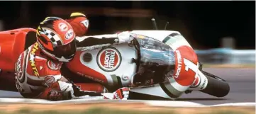  ??  ?? BELOW: Schwantz had to over-ride the Suzuki to compete with Doohan in ’94. This crash in qualifying at Brno was one of many