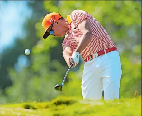  ?? MATT YORK/AP PHOTO ?? Rickie Fowler hits his tee shot on the seventh hole during the final round of the U.S. Open on Sunday at Los Angeles Country Club. Fowler, who began the final round with a share of the lead, dropped back after shooting 5-over 75.