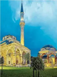  ??  ?? Rückflug am Wochenende nach Banja Luka in Bosnien. Das Foto zeigt die dortige Ferhadija- Moschee in der Dämmerung.