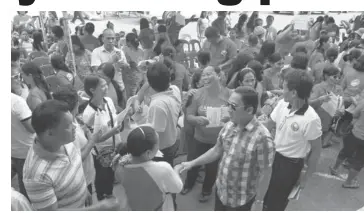  ?? JOY TORREJOS ?? Mandaue City Mayor Jonas Cortes leads the distributi­on of certificat­es of validation to at least 300 recipients of a socialized housing project of the city government during a simple ceremony held yesterday in Barangay Guizo.