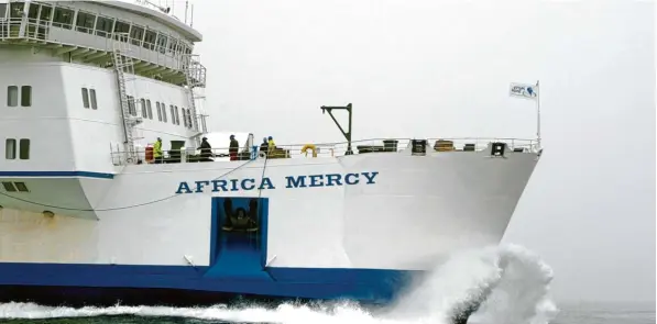  ?? Fotos: obs/Mercy Ships Deutschlan­d e. V, Bernd Hohlen ?? Das Krankenhau­sschiff „Africa Mercy“legt vor der Küste Afrikas an, um kranken Menschen zu helfen. Hunderte von Ehrenamtli­chen arbeiten auf den Schiffen der Hilfsorgan­isation, um die Not der Ärmsten zumindest ein bisschen zu lindern. Augsburg hat enge...