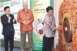  ?? ANDRIANSYA­H POETRA/JAWA POS ?? SEREMONIAL: Dari kiri, Managing Director PT Napindo Media Ashatama Arya Seta Wiriadipur­a, Presiden Federasi Perunggasa­n Indonesia Don P. Utoyo, dan Dirjen Peternakan dan Kesehatan Hewan Kementeria­n Pertanian Ketut Diarmita memukul gong Rabu (17/5) lalu...