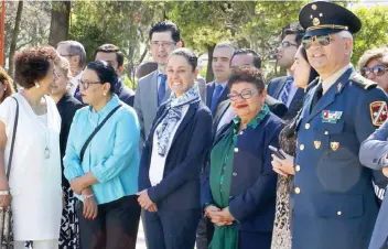  ??  ?? La jefa de Gobierno, Claudia Sheinbaum, asistió ayer al desayuno conmemorat­ivo del 106 Aniversari­o del Ejército Mexicano en compañía de la secretaria de Gobierno, Rosa Icela Rodríguez, y la procurador­a capitalina, Ernestina Godoy.