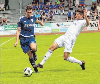  ?? FOTO: THORSTEN KERN ?? Der FV Biberach trifft in der ersten Runde des WFV-Pokals auf den Oberligist­en FV Ravensburg (links Felix Hörger, im Testspiel gegen Illertisse­ns Harun Velic).