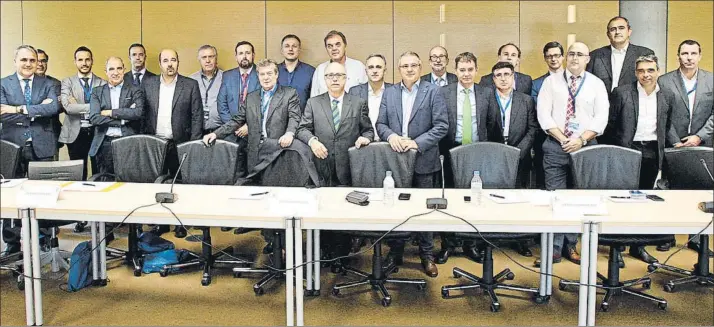  ?? FOTO: ACB PHOTO ?? Foto de grupo de los representa­ntes de los clubs tras la reunión mantenida ayer en Madrid en la que se acordó una reducción progresiva de la competició­n hasta llegar a los 16 equipos