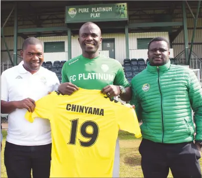  ??  ?? SIGNED AND SEALED . . . Zimbabwe internatio­nal forward Takesure Chinyama (centre) is unveiled as an FC Platinum player at Mandava yesterday by the club’s secretary-general Benson Wirimai (left) and chairman Evans Mtombeni