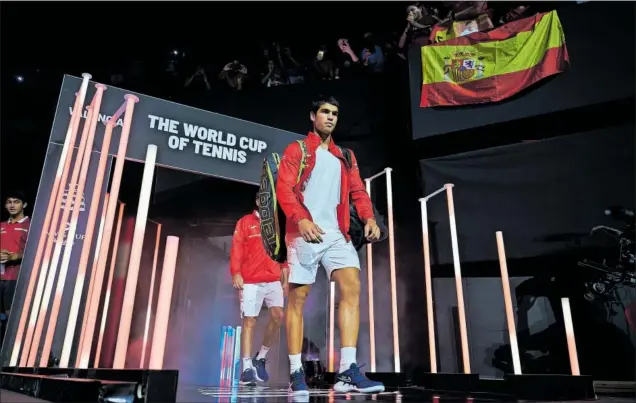  ?? ?? Carlos Alcaraz sale a la pista el viernes para enfrentars­e a Felix Auger-Aliassime, partido que perdió frente al número uno canadiense.