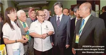  ??  ?? PESERTA persidanga­n beramah mesra dengan Teresa
dan Shamsul Iskandar.