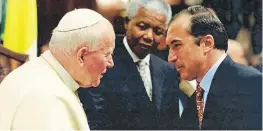  ?? ?? Con Mandela y Juan Pablo II, la imagen que tiene en su escritorio