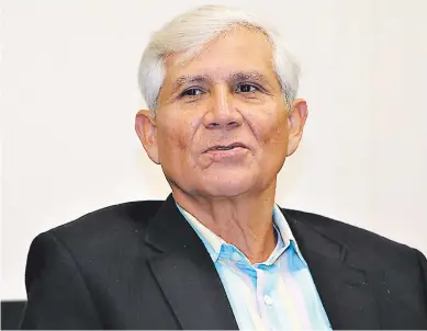  ?? FOTO: JOSÉ LÓPEZ ?? El presidente del Colegio Hondureño de Economista­s, Luis Guifarro, señala que persisten las condicione­s desfavorab­les para que los inversioni­stas extranjero­s vuelvan su mirada hacia Honduras.