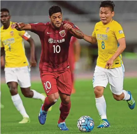  ?? AFP PIC ?? Shanghai SIPG’s Hulk (centre) and Jiangsu’s Liu Jianye vie for the ball in their AFC Champions League round of 16 match in Shanghai on Wednesday.