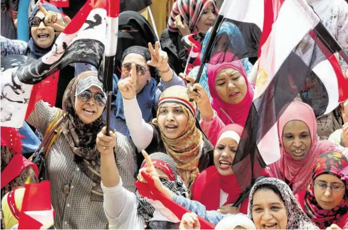  ?? Bild: SN/EPA ?? Hau ab! Auf dem Tahrir-Platz demonstrie­rten Hunderttau­sende gegen den Präsidente­n Mohammed Mursi.