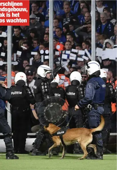  ?? FOTO BELGA ?? Toen Genk-fans dreigden het veld te betreden, floot ref Lawrence Visser de wedstrijd definitief af.