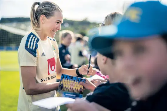  ?? ?? Magdalena Eriksson och de andra svenska landslagss­pelarna fick skriva autografer efter måndagens träning under Em-uppladdnin­gen i Båstad.