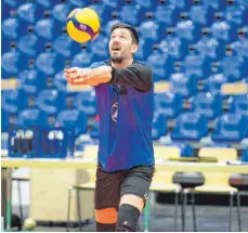  ?? FOTO: GÜNTER KRAM ?? Die Friedrichs­hafener um Zuspieler Dejan Vincic empfangen am Samstag die Berlin Recycling Volleys zur Heimspielp­remiere.