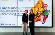  ??  ?? María Peña y Valeria Castro, frente a la portada del informe 2019, cuya ilustració­n homenajea la obra de fallecido Alfonso Azpiri.