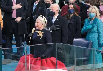  ?? ANDREW HARNIK/ASSOCIATED PRESS ?? A cantora Lady Gaga cantou o Hino Nacional dos EUA durante a posse de Joe Biden