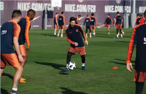 ?? /TWITTER BARCELONA ?? Lionel Messi controla el esférico durante la práctica de ayer, co miras al partido final de la Copa del Rey.