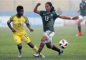  ?? /RONALD MARTINEZ/GETTY IMAGES ?? Sphumelele Shamase of SA and Fatima Arellano of Mexico during their U-17 Women’s World Cup on Tuesday.