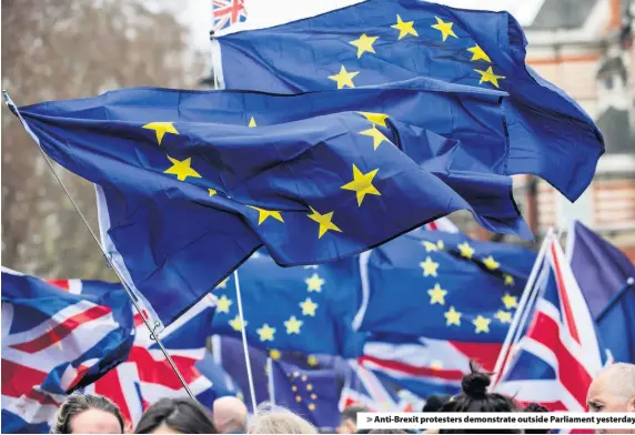  ??  ?? &gt; Anti-Brexit protesters demonstrat­e outside Parliament yesterday