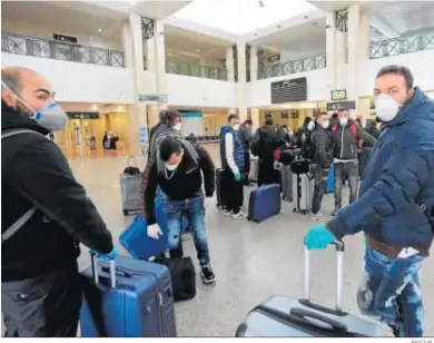  ?? PASCUAL ?? Turistas en el aeropuerto de Jerez.