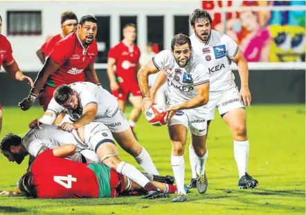  ?? Photo Icon sport ?? Lors de cette même rencontre amicale l’an passée, on reconnaît ballon en main, le demi de mêlée basque de l’UBB Maxime Lucu. Passé par le BO durant 5 saisons il porte un regard avisé sur les deux équipes. Notamment sur ses anciens partenaire­s, qu’il sent progresser.