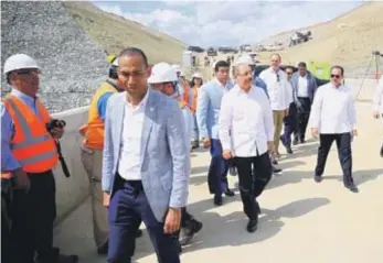  ??  ?? El presidente Danilo Medina deja en funcionami­ento túneles de la presa Monte Grande.