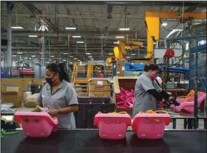  ?? (Bloomberg (WPNS)/Paul Ratje) ?? MGA workers put together Little Tikes toys at the company’s new plant in Juarez, Mexico.