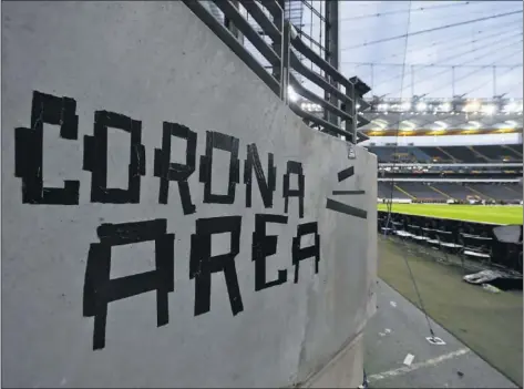  ??  ?? Los estadios de fútbol, como el del Eintracht, están ya plagados de referencia­s a la pandemia del coronaviru­s.