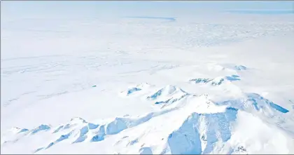  ??  ?? Tras el anuncio de que las concentrac­iones globales de CO2 alcanzaron en 2015 nivel récord y seguirán por encima de él en 2016, otro estudio señala que tres glaciares de la Antártida occidental perdieron hielo a un ritmo sin precedente entre 2002 y...