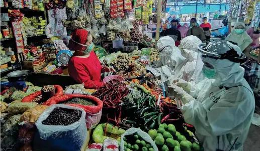  ??  ?? Prelievi
In un mercato di Makassar, importante centro portuale dell’indonesia, il personale medico preleva un campione di sangue a un venditore. In questo Paese i contagi da Coronaviru­s hanno sfiorato i 15 mila casi mentre le vittime hanno superato quota mille