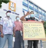  ?? D. POLANCO ?? Los empleados suspendido­s se apostaron frente al Ministerio de Trabajo.