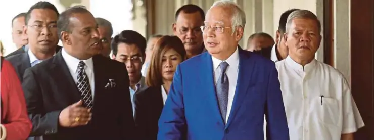  ??  ?? NAJIB meninggalk­an mahkamah selepas didakwa semula atas tiga pertuduhan membabitka­n diri dalam pengubahan wang haram RM47 juta di Mahkamah Sesyen Kuala Lumpur.