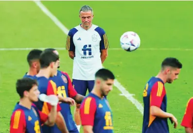  ?? EFE ?? Luis Enrique observa a sus jugadores durante el entrenamie­nto de ayer