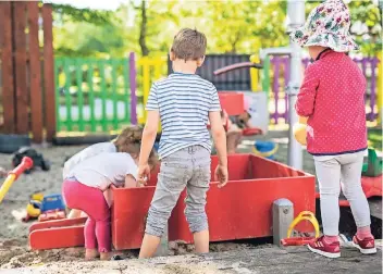  ?? FOTO: FRANK RUMPENHORS­T ?? Das Bild zeigt Kinder beim Spielen im Sandkasten.