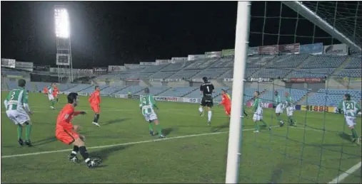  ??  ?? Instante del encuentro entre Sevilla y Betis que se disputó a puerta cerrada en Getafe en los cuartos de final de la Copa de hace trece años.