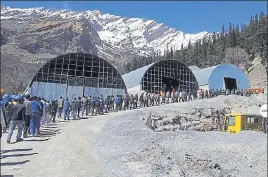  ?? HT PHOTO ?? The protesting workers near the tunnel’s south portal in Dhundhi, Kullu, on Sunday.