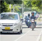  ??  ?? Motos invaden la ciclorruta.