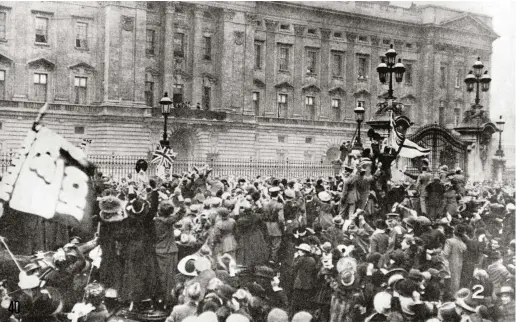  ??  ?? Crowds outside Buckingham Palace listen to the official notice of Armistice being read LEFT