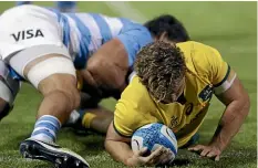  ?? AP ?? Michael Hooper scores for Australia in their amazing win over the Pumas.