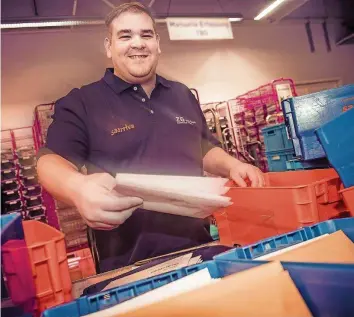  ?? FOTO: MANUELA MEYER ?? Miguel Becerra Perez gefällt die Arbeit in der Logistik.
