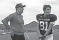  ?? CHARLIE LEIGHT/THE REPUBLIC ?? Former Arizona Cardinals quarterbac­k Kurt Warner talks with his son Kade, a sophomore receiver, at the start of Desert Mountain football practice in 2014. Kurt Warner was an assistant coach with the team.