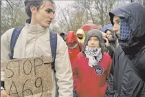  ?? ?? La jeune suédoise, keffieh palestinie­n et imperméabl­e rose défile dans le Tarn contre le projet d’autoroute A69.