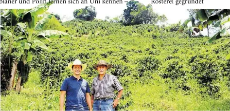  ?? BILD: TRUJILLO ?? Sohn mit Vater: Juan (li.) und Luis Guillermo Trujillo vor der Kaffeeplan­tage der Familie in Manizales.