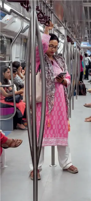  ??  ?? Siden 2010 har en vogn i hvert metrotog i Delhi vaert forbeholdt kvinner. Transports­ystemet har også en hjelpelinj­e for kvinner og har kvinnelige vakter på mange stasjoner. I juni meddelte bystyret at de vil begynne å tilby gratis transport for kvinner for å gjøre det mer tilgjengel­ig for alle. Det indiske samfunnets reaksjon på angrepet på Nirbhaya var enda mer bemerkelse­sverdig: Dag etter dag protestert­e kvinner i gatene og ropte slagordet «Frihet uten frykt!» Det har kanskje skapt rom for en varig endring.