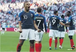  ??  ?? GIFTIG: Frankrikes Kylian Mbappé (t.v.) feirer 4-2-scoringen mot Argentina. Nå er førstnevnt­e på jakt etter flere scoringer mot Uruguay.