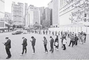  ?? Bloomberg photo ?? Hong Kong residents line up for Covid testing in the Central area on February 4.