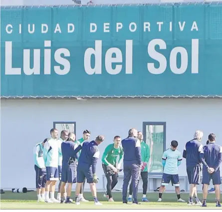  ?? ?? Manuel Pellegrini se dirige a sus jugadores en la habitual charla previa al comienzo de un entrenamie­nto.