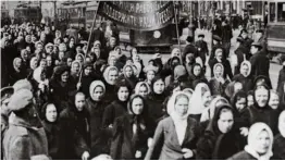  ??  ?? Manifestat­ion de femmes demandant le droit de vote, Petrograd, 1917