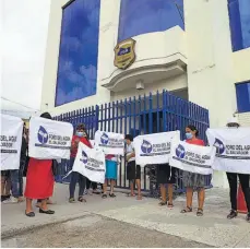  ??  ?? Apoyo. La Mesa Territoria­l del Foro del Agua del Río Jiboa llegó a la FGR a acompañar la denuncia de los habitantes.